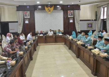 Silaturahmi warga Muhammadiyah di ruang sidang Wali Kota Surabaya.