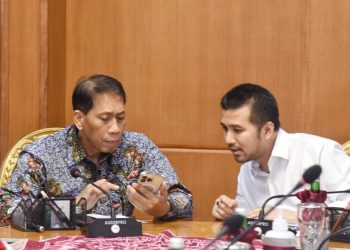 Wakil Gubernur Jawa Timur Emil Elestianto Dardak dan Direktur Utama PT Kereta Api Indonesia Didiek Hartantyo.