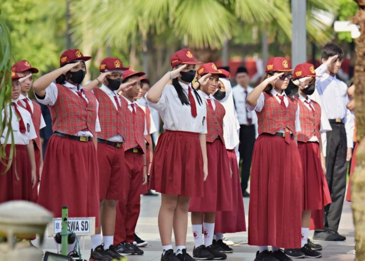 Foto ilustrasi, sejumlah pelajar Sekolah Dasar mengikuti upacara Hari Pendidikan Nasional tahun 2023 di Taman Surya.