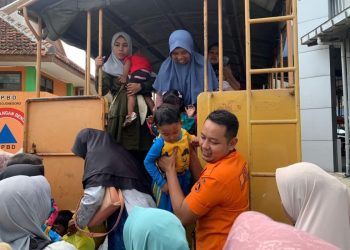 Kedatangan anak-anak dari Raudhatul Athfal  Matlaul Islam dan PAUD Permata Hati Sukosewu di Badan Penanggulangan Bencana Daerah Kabupaten Bojonegoro.