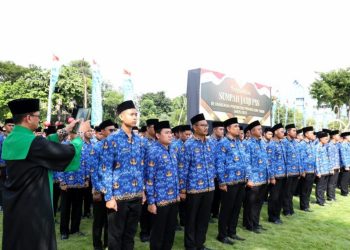 Pengambilan sumpah dan janji 1.450 PNS lingkungan Pemerintah Provinsi Jawa Timur di Gedung Negara Grahadi, Surabaya.