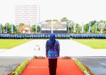 Gubernur Jawa Timur Khofifah Indar Parawansa saat memimpim upacara pengambilan sumpah dan janji PNS lingkungan Pemerintah Provinsi Jawa Timur.