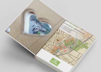 Buku Meneropong Sejarah Surabaya dari Sungai Kalimas yang dibuat oleh Begandring Soerabaia.