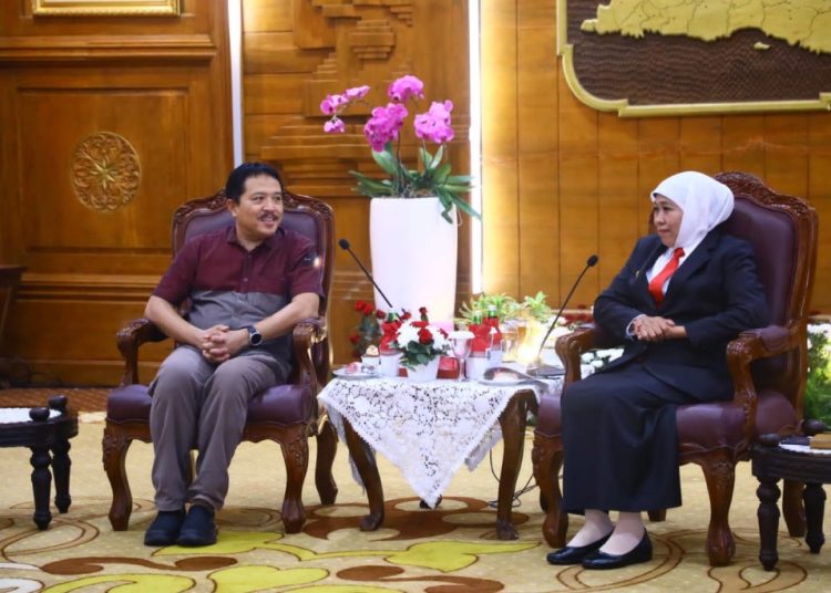 Gubernur Jawa Timur Khofifah Indar Parawansa berdialog dengan salah satu perwakilan organisasi profesi tenaga kesehatan (nakes) yang membahas tentang Rancangan Undang-Undang Kesehatan.