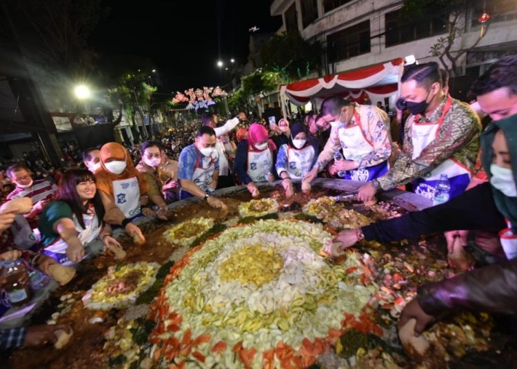 Wali Kota Surabaya Eri Cahyadi bersama Gubernur Jatim Khofifah Indar Parawansa mengulek rujak di cobek raksasa dalam Festival Rujak Uleg tahun 2022 lalu.