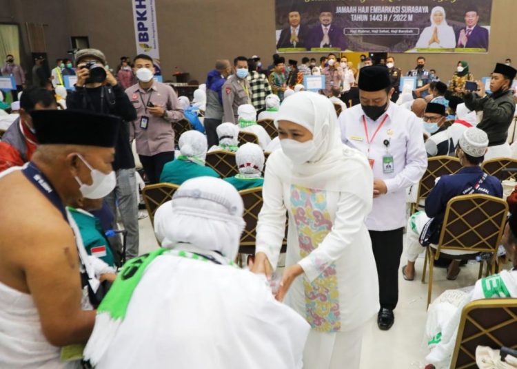 Gubernur Jawa Timur Khofifah Indar Parawansa dalam salah satu kegiatan pemberangkatan calon jamaah haji.