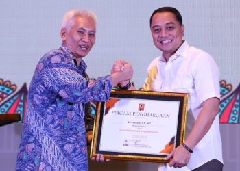 Ketua Persatuan Insinyur Indonesia (PII) Jawa Timur, Prof. Mohammad Bisri menyerahkan penghargaan kepada  Wali Kota Surabaya Eri Cahyadi.