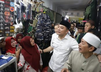 Wali Kota Surabaya Eri Cahyadi menyapa pedagang Pasar Turi Baru di sela halal bihalal yang dilaksanakan di Atrium lantai ground.