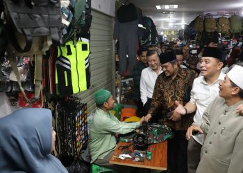 Wali Kota Surabaya Eri Cahyadi bersama jajaran Pemerintah Kota Surabaya menyapa sekaligus mendengarkan masukan dari para pedagang Pasar Turi Baru.