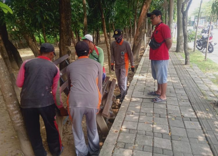 Tim DLH Bojonegoro  mengambil kursi di dan menambah lampu penerangan di Taman Veteran usai ditemukannya alat kontrasepsi di taman tersebut.