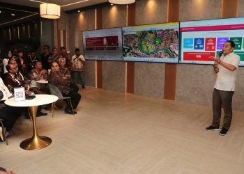 Wali Kota Surabaya Eri Cahyadi memaparkan transportasi digital pelayanan publik di depan Persatuan Insinyur Indonesia (PII) Jawa Timur ketika berkunjung di Klinik Investasi, Siola.