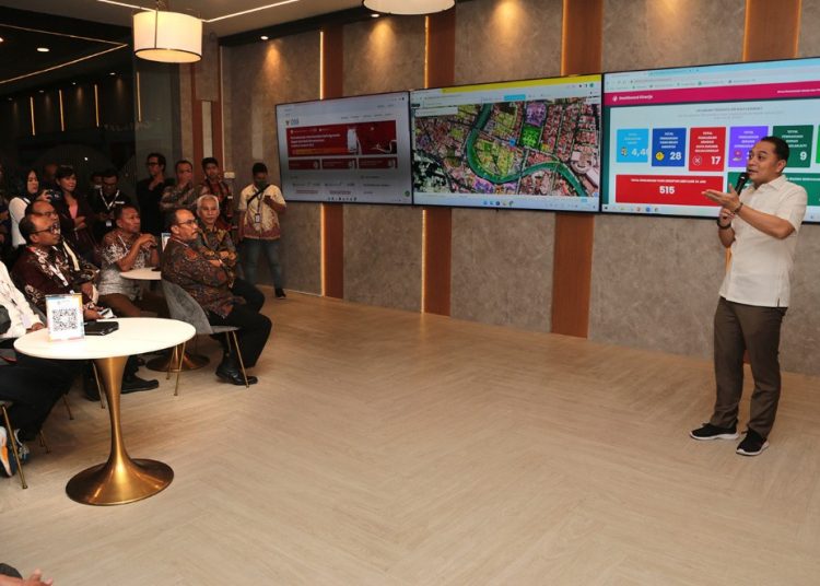 Wali Kota Surabaya Eri Cahyadi memaparkan transportasi digital pelayanan publik di depan Persatuan Insinyur Indonesia (PII) Jawa Timur ketika berkunjung di Klinik Investasi, Siola.
