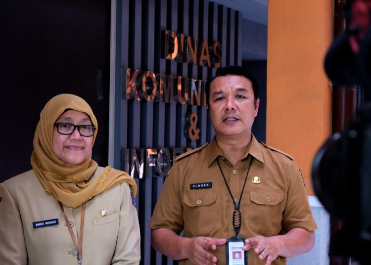 Kepala Dinas Komunikasi dan Informatika Surabaya M Fikser dan Kepala Dinas Kebudayaan, Kepemudaan dan Olahraga serta Pariwisata Surabaya Wiwiek Widayati.