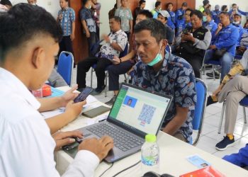 Salah satu pelayanan yang dilakukan Dispendukcapil Kota Surabaya dalam upaya migrasi KTP Elektronik (KTP-el) menjadi KTP Digital.