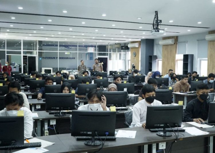 Penyelenggaraan Ujian Tulis Berbasis Komputer (UTBK) untuk Seleksi Nasional Berdasarkan Tes (SNBT) pada penerimaan mahasiswa baru 2023 di ITS.