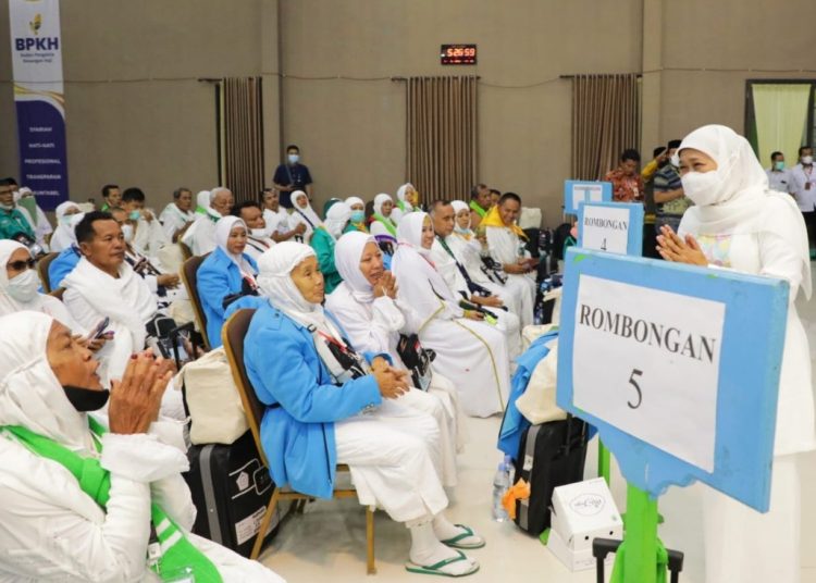 Gubernur Jawa Timur Khofifah Indar Parawansa dalam salah satu kegiatan bersama calon jamaah haji.