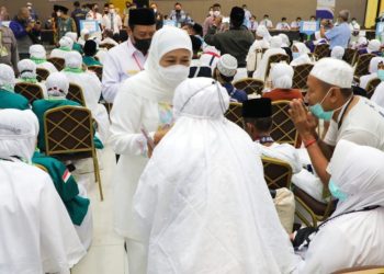 Gubernur Jatim Khofifah Indar Parawansa dalam satu kegiatan menemui para calon jamaah haji.