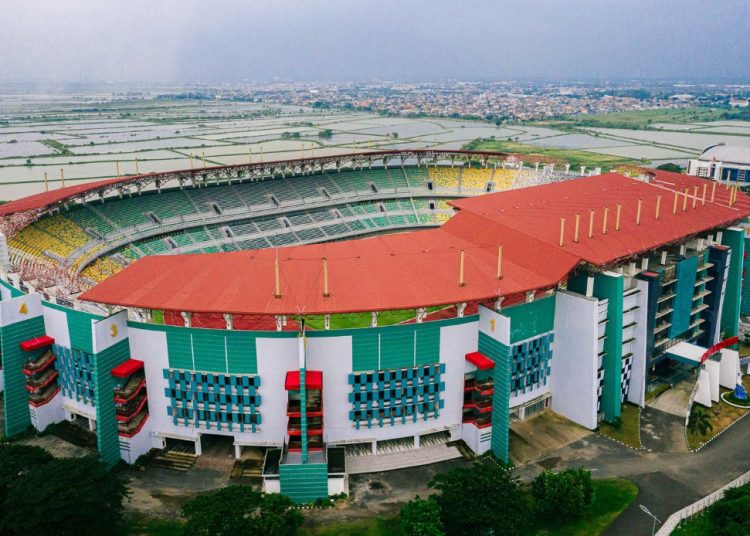 Stadion Gelora Bung Tomo atau dikenal dengan nama Stadion GBT.