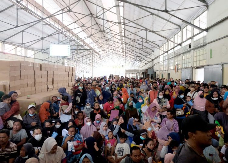 Suasana penyaluran Bantuan Langsung Tunai (BLT) di kantor pos di Surabaya. Pemkot Surabaya menawarkan penyaluran BLT bisa dilaksanakan di kantor kecamatan.