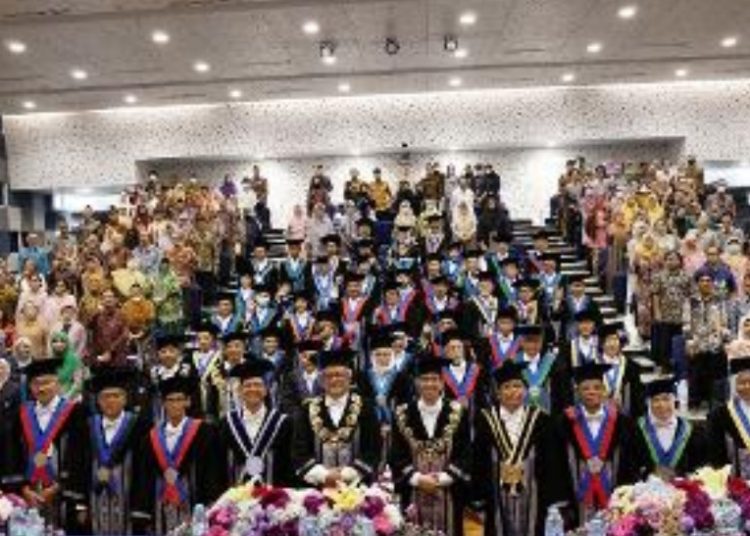 Pengukuhan guru besar di auditorium Gedung Pusat Riset ITS.