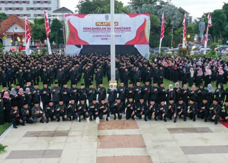 505 Pejabat Administrator dan Pejabat Pengawas di lingkungan Pemerintah Provinsi Jatim dalam pelantikan di halaman Gedung Negara Grahadi.