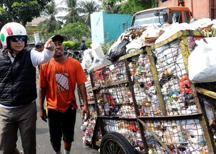 Wali Kota Surabaya Eri Cahyadi saat sidak pada salah satu TPS yang ada gerobak sampahnya.