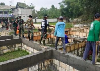 Bintara Pembina Desa (Babinsa) Koramil 07/Kepohbaru gotong-royong bersama masyarakat dalam pembangunan Ponpes Mambaul Falah Desa Brangkal, Kecamatan Kepohbaru, Bojonegoro.