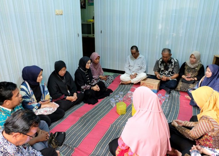 Ketua TP PKK Surabaya Rini Indriyani ikut Yaasinan dan tahlil di rumah duka pelajar di Surabaya yang menjadi korban pembunuhan.