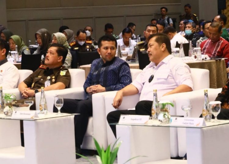 Wakil Gubernur Jawa Timur Emil Elestianto Dardak di sela Rapat Koordinasi Pengawasan Bidang Ketahanan Pangan bertema "Sinergi Aparat Pengawas Intern Pemerintah (APIP) dan Aparat Penegak Hukum (APH) Mengawal Program Pertanian dan Pengendalian Alih Fungsi Lahan Pertanian Provinsi Jawa Timur" di Hotel Vasa, Surabaya,