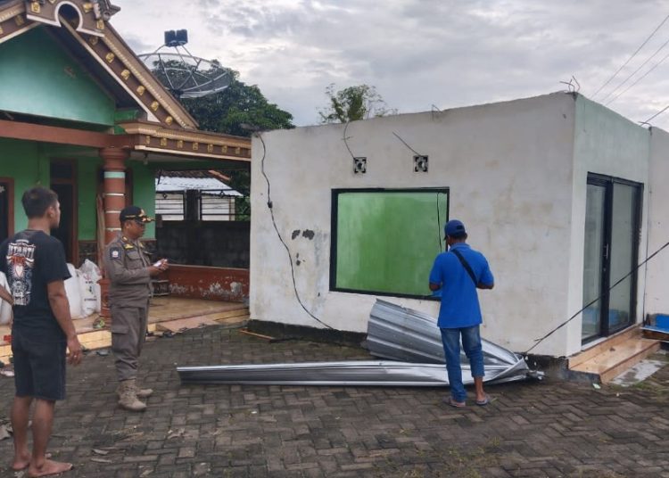 Rumah di RT 14 RW 05 Desa Alasgung Kecamatan Sugihwaras, Bojonegoro yang rusak di bagian atap akibat angin kencang.