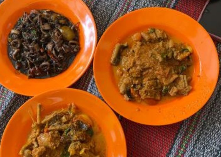 Salah satu menu di warung Mbak Harti, di bawah kaki jembatan Terusan Bojonegoro Tuban (TBT).