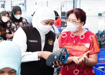 Gubernur Jatim Khofifah Indar Parawansa dalam salah satu kegiatan meninjau hasil produksi yang dikerjakan di Jatim.