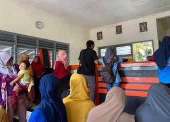Penyaluran bantuan sosial di Kecamatan Sumberrejo, Kabupaten Bojonegoro.