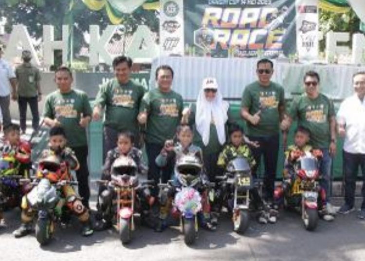 Bupati Bojonegoro Anna Mu’awanah di sela kegiatan Dandim 0813 Cup Road Race Bojonegoro di Alun-Alun Bojonegoro.