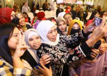 Gubernur Jatim Khofifah Indar Parawansa saat bersilaturahmi dengan 100 orang perwakilan PMI Asal Jatim di Hongkong dalam acara Gathering Penguatan Pasar Antar Negara di Hotel Regal Hong Kong.