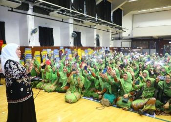 Gubernur Jawa Timur Khofifah Indar Parawansa dalam Harlah Pimpinan Cabang Istimewa (PCI) Muslimat NU Hong Kong-Macao ke-5 dan Pelantikan Pimpinan Anak Cabang Istimewa (PACI) Muslimat NU se-Hong Kong-Macao di Islamic Kasim Tuet Memorial Collage Hong Kong.