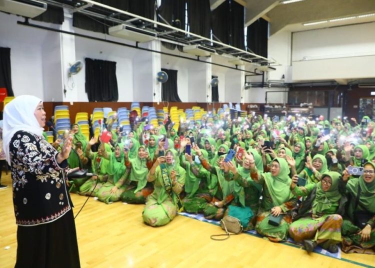 Gubernur Jawa Timur Khofifah Indar Parawansa dalam Harlah Pimpinan Cabang Istimewa (PCI) Muslimat NU Hong Kong-Macao ke-5 dan Pelantikan Pimpinan Anak Cabang Istimewa (PACI) Muslimat NU se-Hong Kong-Macao di Islamic Kasim Tuet Memorial Collage Hong Kong.