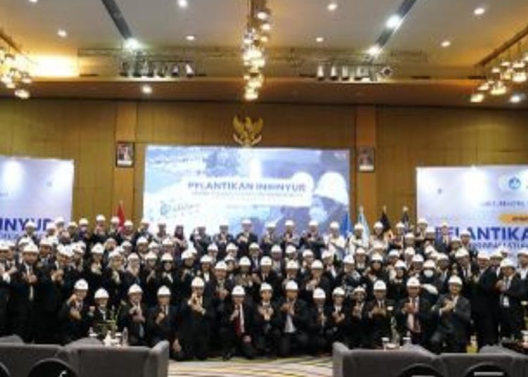 120 lulusan insinyur baru ITS melalui Program Studi Program Profesi Insinyur (PSPPI) di Hotel Mercure Grand Mirama Surabaya.