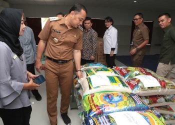 Wali Kota Surabaya Eri Cahyadi meninjau Pasar Induk Sidotopo Surabaya.