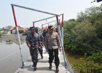 Pangkoarmada II Laksamana Muda TNI Maman Firmansyah di sela peresmian Kampung Bahari Nusantara di Desa Semare Kecamatan Kraton, Pasuruan.
