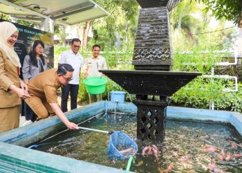 Sekretaris Daerah Jawa Timur Adhy Karyono melihat budidaya ikan di Literacy Eco Green for Education Natural Development (LEGEND) berbasis Transformasi Perpustakaan Berbasis Inklusi Sosial.