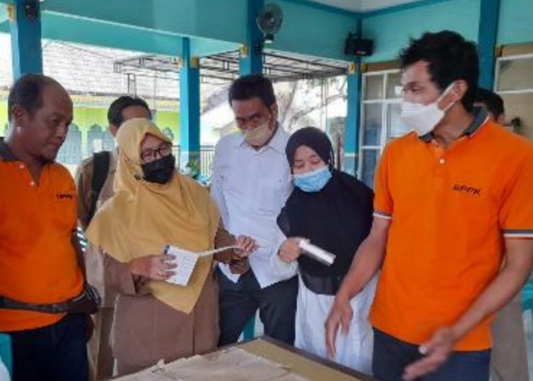 Kegiatan perlindungan dan penyelamatan arsip atau restorasi arsip desa yang dilakukan Pemkab Bojonegoro.