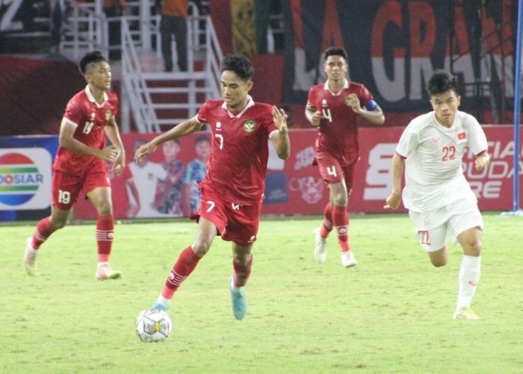 Foto dokumentasi, pemain Timnas Indonesia Marcelino Ferdinand (nomor 7) saat melawan Vietnam dalam laga kualifikasi Piala Asia di Stadion Gelora Bung Tomo Surabaya tahun lalu.