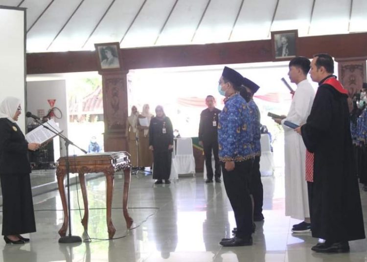 Bupati Bojonegoro Anna Mu'awanah dalam penyerahan SK pengangkatan PNS di Pendopo Malowopati.