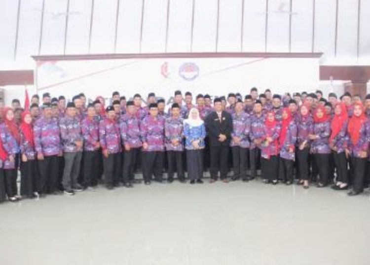 Bupati Bojonegoro Anna Mu'awanah dalam kegiatan Bimbingan Teknis Sistem Pengelolaan Aset Desa 2.0 dan pelantikan pengurus Persatuan Perangkat Desa Indonesia Kabupaten Bojonegoro tahun 2023 masa bhakti 2022-2027.