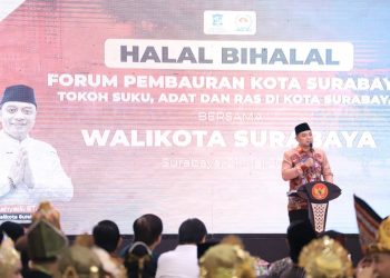 Wali Kota Surabaya Eri Cahyadi memberikan sambutan dalam silaturahmi dan halal bihalal dengan forum pembauran Kota Surabaya.