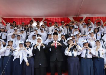 Wali Kota Surabaya Eri Cahyadi bersama para pelajar di sela upacara peringatan Hari Kebangkitan Nasional di Taman Surya.