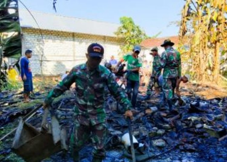 Babinsa Koramil Kanor Bojonegoro membersihkan puing kebakaran rumah milik Mbah Kamah, warga Dusun Soko RT 001/RW 002 Desa Bungur, Kecamatan Kanor.