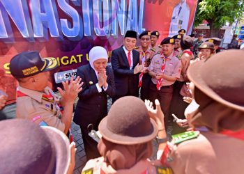 Wali Kota Eri Cahyadi  mendampingi Gubernur Jawa Timur Khofifah Indar Parawansa di sela berziarah di makam pahlawan nasional Dr Soetomo.