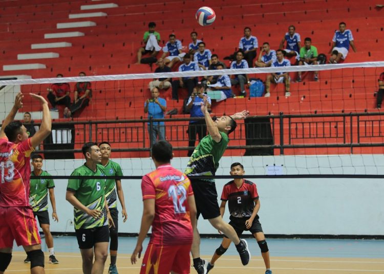 Wali Kota Surabaya Eri Cahyadi ikut bermain dalam Kejuaraan Bola Voli Piala Walikota Surabaya antar Instansi se-Jawa Timur Tahun 2023, di Stadion Indoor Gelora Bung Tomo.